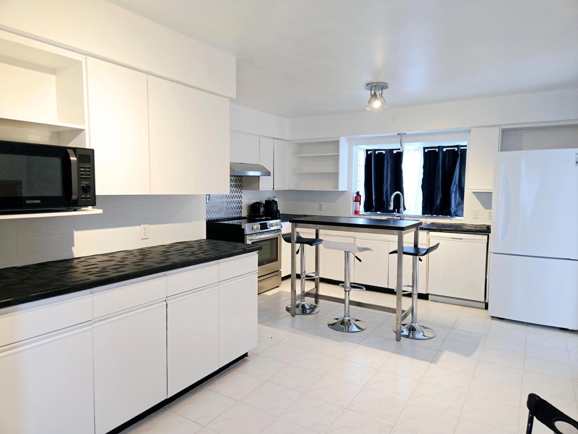 Charming Room With Attached Private Bath In The Heart Of Vancouver! Private Parking, Self Check-In & Just 4 Mins To Metrotown! Exterior foto